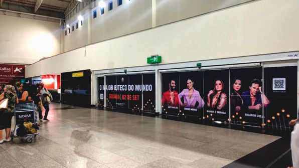 Mídia em Adesivos Kallas Mídia OOH