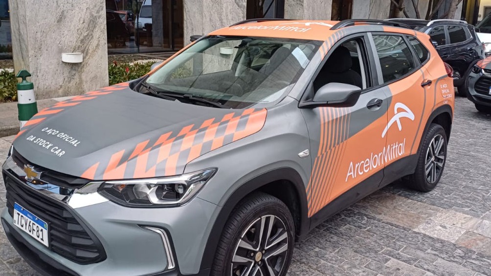 Táxis e Carros de APP Kallas Mídia OOH
